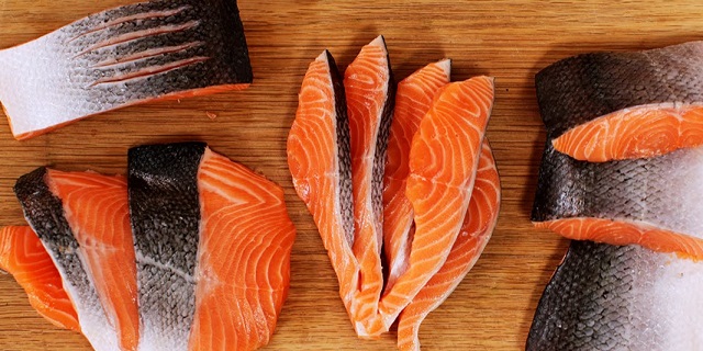 Cá hồi chứa nhiều dinh dưỡng tốt cho sức khỏe mọi đối tượng